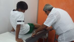 PETROPERÚ ATIENDE A NIÑO AFECTADO POR DERRAME DE PETRÓLEO