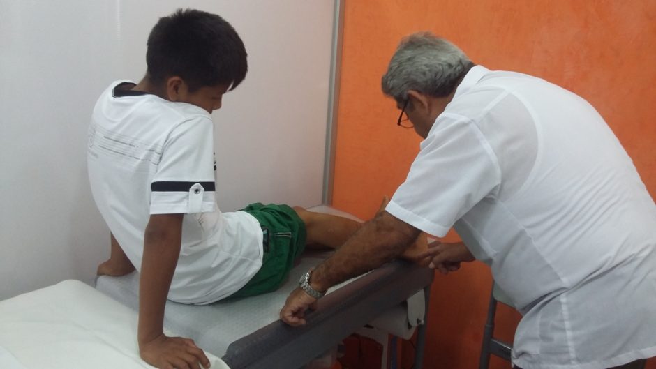 PETROPERÚ ATIENDE A NIÑO AFECTADO POR DERRAME DE PETRÓLEO