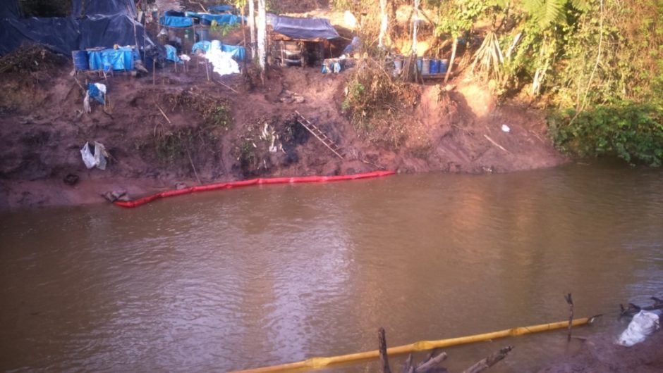FUGA DE CRUDO YA FUE CONTENIDA Y LA QUEBRADA UCHICHIANGOS ESTA LIMPIA