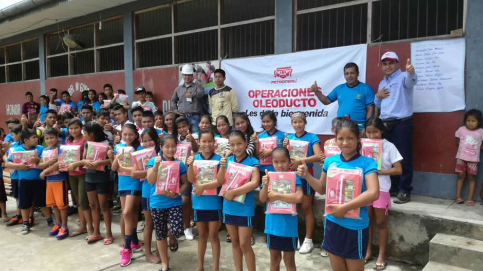 PETROPERÚ ENTREGA PAQUETES ESCOLARES A NIÑOS DE MAYPUCO