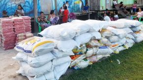 Petroperú entrega dotación de agua y víveres a comunidades